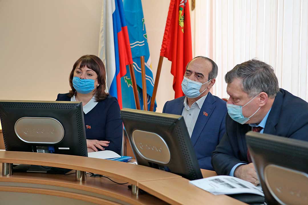 deputat slushaet plinov 2