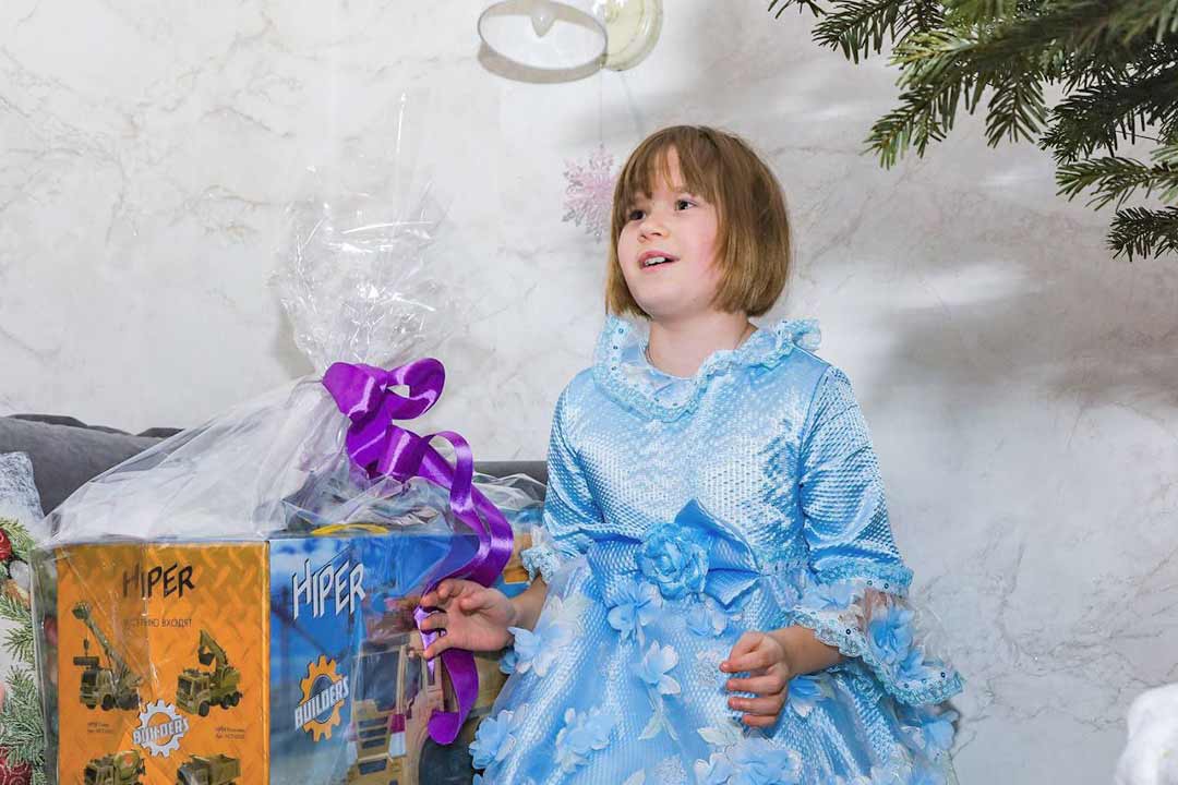 Hanin elka zhelaniy vruchenie podarkov 3