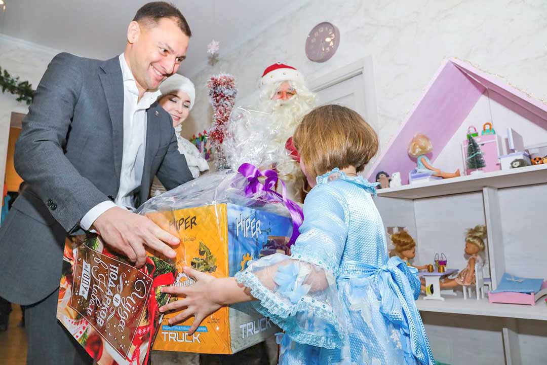 Hanin elka zhelaniy vruchenie podarkov 4