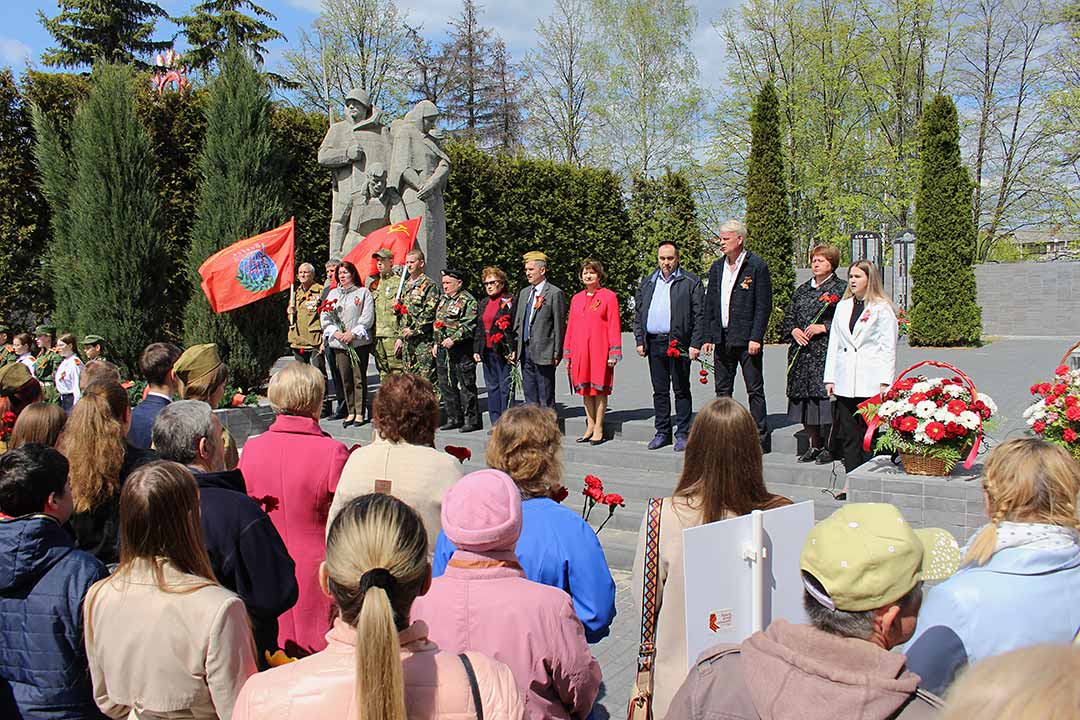 novoharitonovskoe vozlozhenie cvetov 16