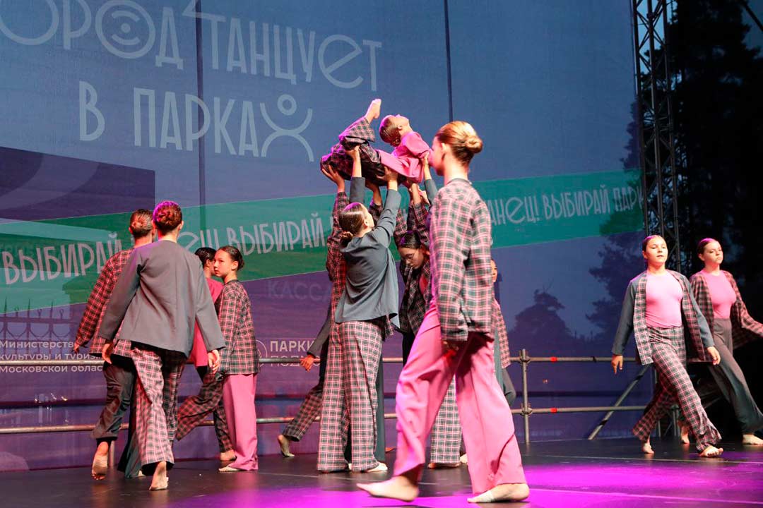 gorod tancuet v parkah 4