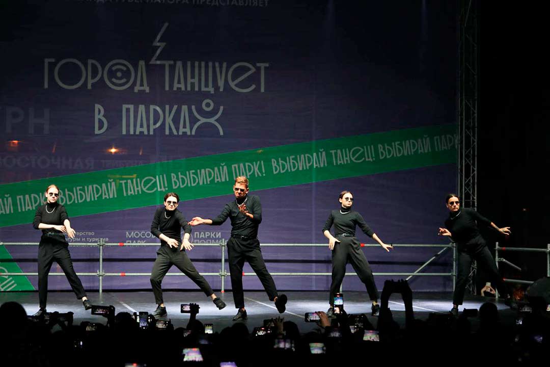 gorod tancuet v parkah 6