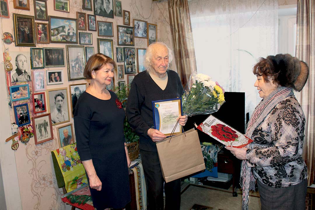 novohariton 90 letniy yubilyar smaznov 2