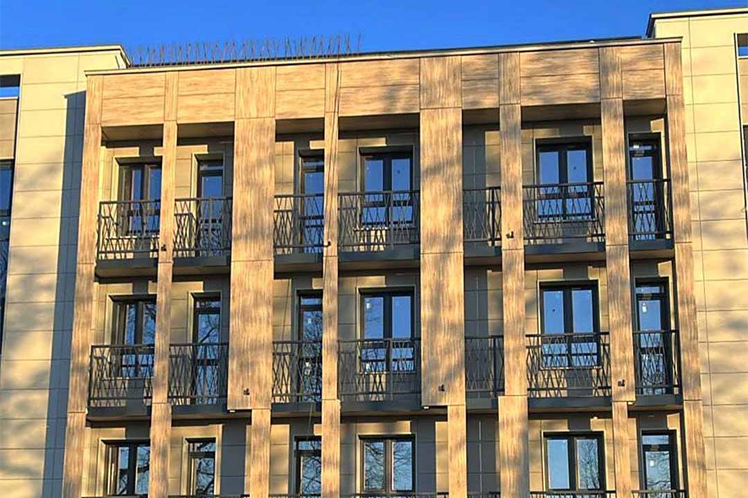 zhilyo g3 teatralniy oformlen fasad 1