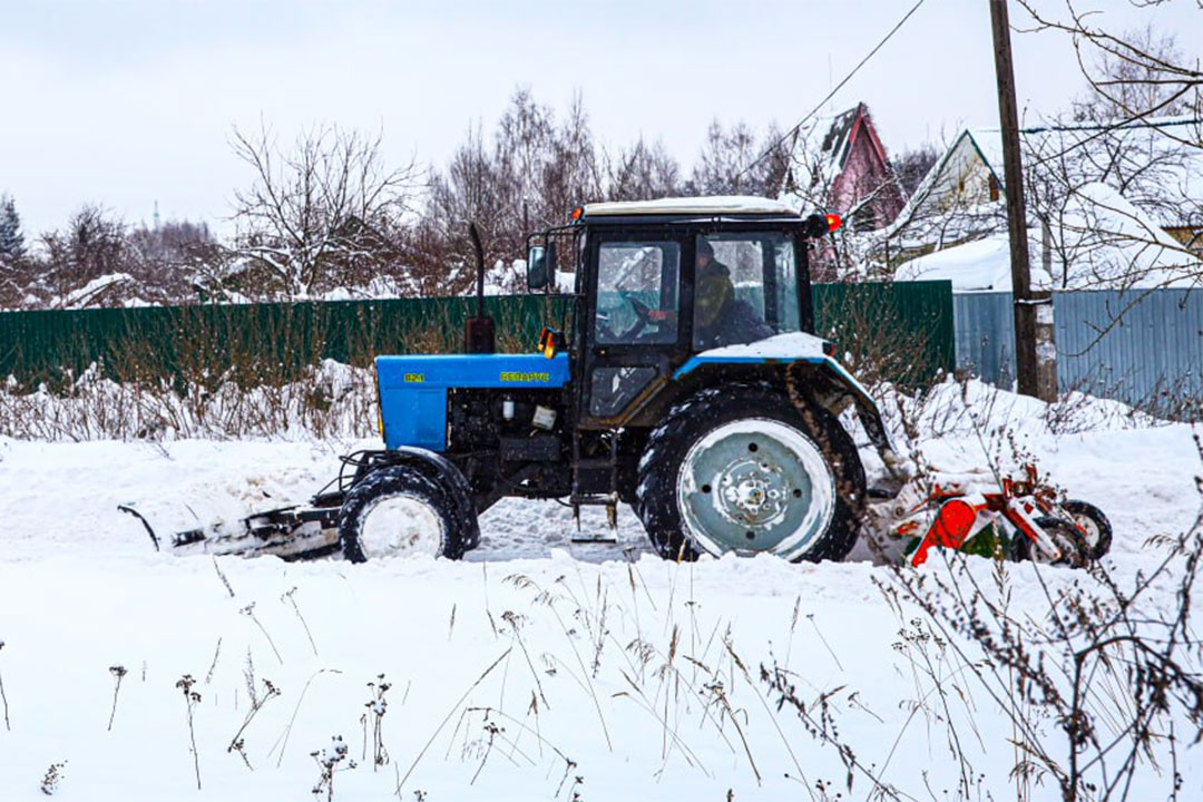 Traktor Ubiraen Sneg 