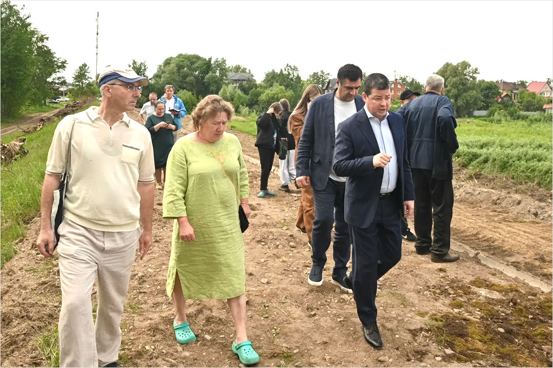 Глава округа вместе с жителями проинспектировал работы на гидроузле реки Донинка